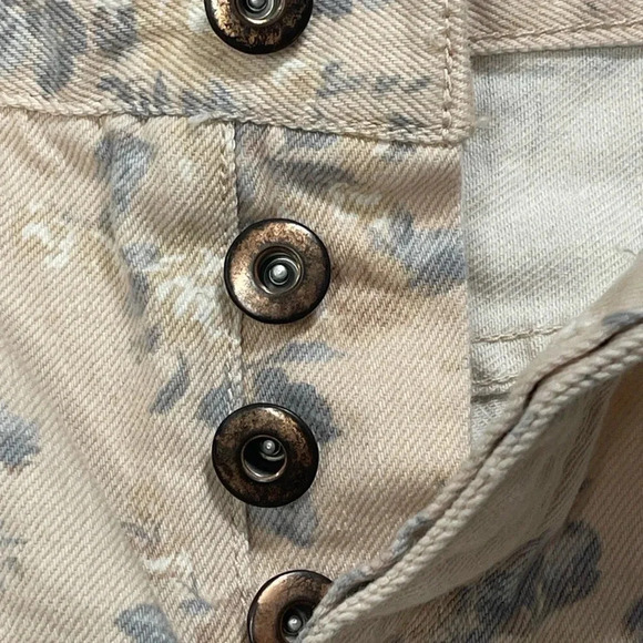 Forever 21 Pink Floral Button Fly. Cuffed Denim Shorts Size 25 - Picture 4 of 5